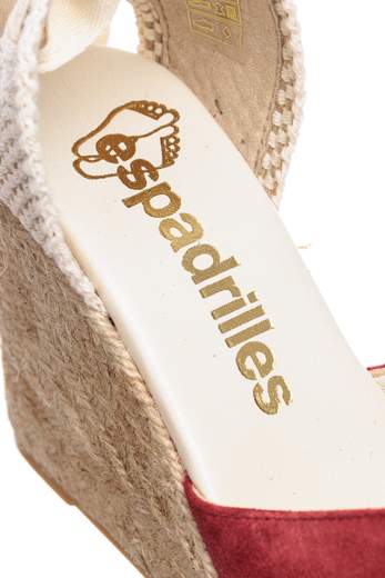 Espadrillas Sandalo Espadrilles Con Punta Chiusa A V In Pelle Scamosciata, Tallone In Tessuto E Laccio Alla Caviglia. Altezza 9,5 Cm.