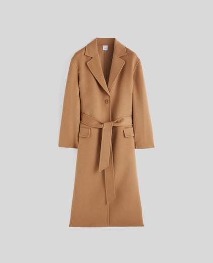 Aspesi Cappotto Monopetto Dalla Linea Dritta Realizzato In Morbido E Caldo Tessuto Double Di Lana Dall'effetto Beaver Particolarmente Lucente. Il Capo E Caratterizzato Da Revers Classici E Una Chiusura A Due Bottoni. Presenta Comode Tasche Con Patta E Una Cintura Rimovibile Da Annodare In Vita. Il Design E Rifinito Da Spacchi Laterali. Modello Sfoderato. Vestibilità Regolare.