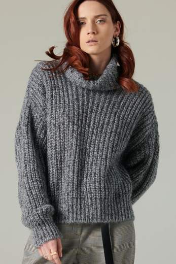 Manila Grace Una Maglia Con Collo Alto, Perfetta Per Le Giornate Più Fresche E Per Uno Stile Accattivante.