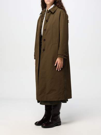 Aspesi Cappotto Lungo Realizzato In Tela Compatta Di Cotone E Nylon, Un Tessuto Tecnico Pulito E Al Contempo Raffinato. Il Capo Presenta Due Spacchi Laterali Con Zip Che, Se Aperti, Mostrano Linterno Trapuntato E Imbottito In Morbida Ovatta Thermore. Il Modello E Caratterizzato Da Collo Ripiegato, Piega Al Centro Sul Retro E Alamari Ai Polsi. Sul Davanti Figurano Due Comode Tasche. Completa Il Capo La Chiusura Frontale Con Bottoni Corozo. Vestibilità Regolare.