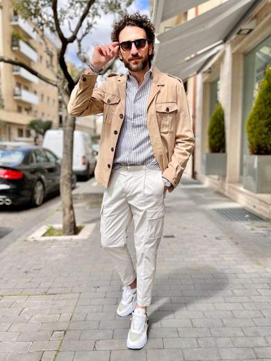 OUTFIT PANTALONI CHINO CON TASCONI