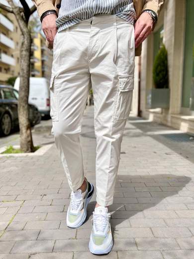 OUTFIT PANTALONI CHINO CON TASCONI