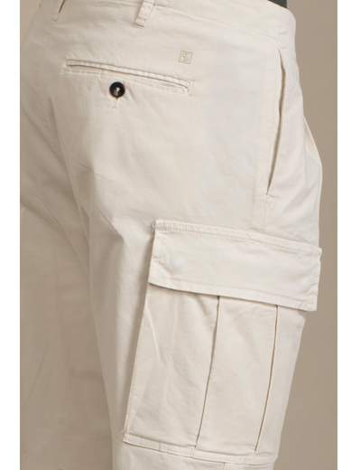 OUTFIT PANTALONI CHINO CON TASCONI