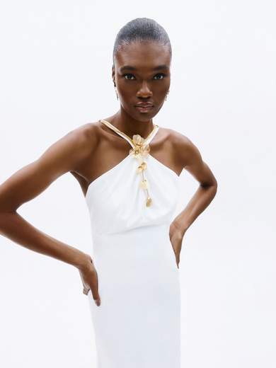 Abito Lungo Bianco a Sirena con Scollo all'Americana e Dettaglio Oro