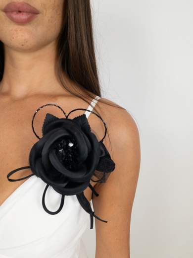 Elegant flower-shaped brooch with rhinestones for weddings and events