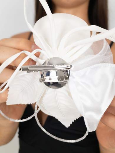 Elegant flower-shaped brooch with rhinestones for weddings and events