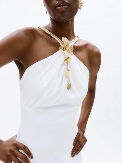 Abito Lungo Bianco a Sirena con Scollo all'Americana e Dettaglio Oro