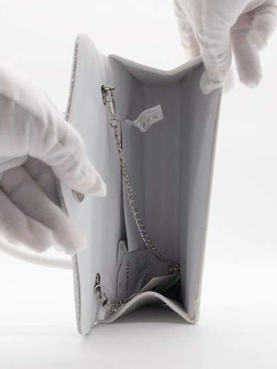 Pochette argento elegante con glitter e tracolla removibile