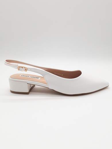 White bridal pumps with low 3.5 cm heel