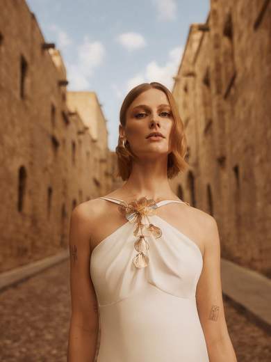 Abito Lungo Bianco a Sirena con Scollo all'Americana e Dettaglio Oro