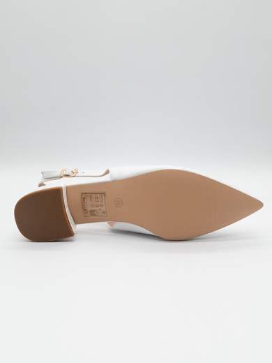 White bridal pumps with low 3.5 cm heel