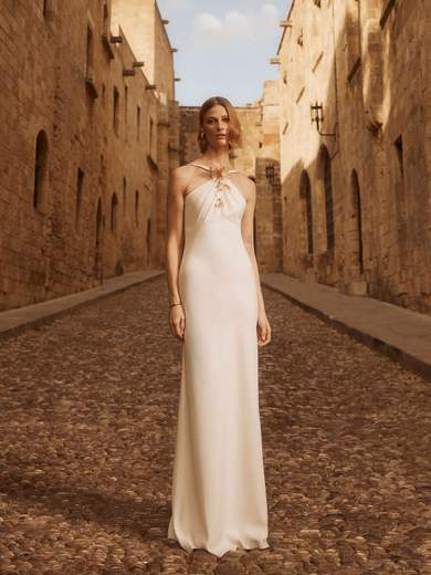 Abito Lungo Bianco a Sirena con Scollo all'Americana e Dettaglio Oro