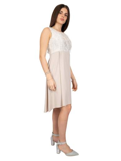 Vestito corto davanti e lungo dietro senza maniche svasato