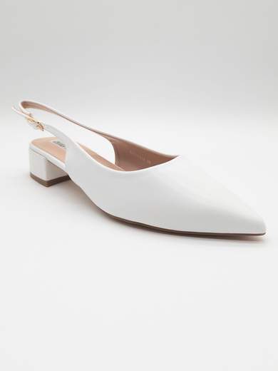 White bridal pumps with low 3.5 cm heel