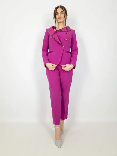 Tailleur elegante da cerimonia con giacca decorata e pantalone slim