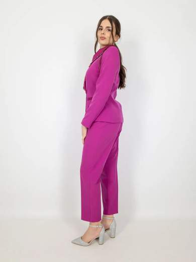Tailleur elegante da cerimonia con giacca decorata e pantalone slim