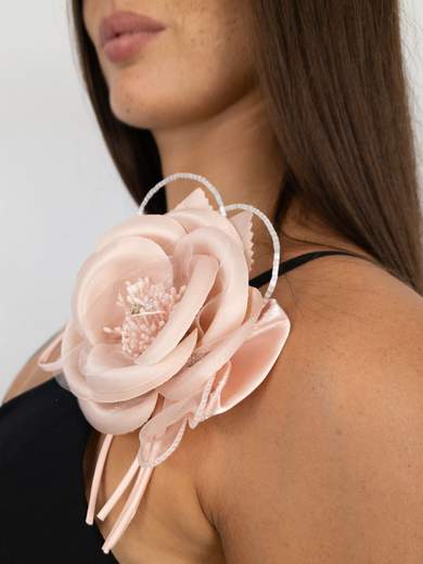 Elegant flower-shaped brooch with rhinestones for weddings and events