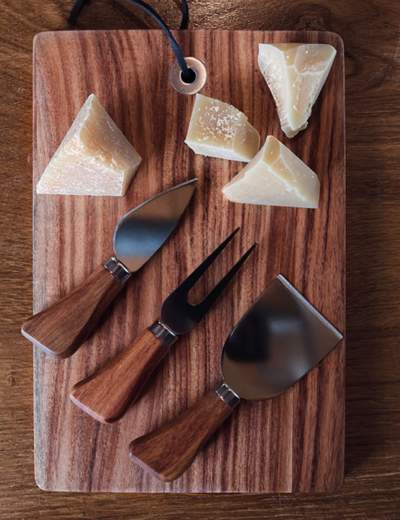 MAISON SUCREE SET 3 COLTELLI DA FORMAGGIO E TAGLIERE