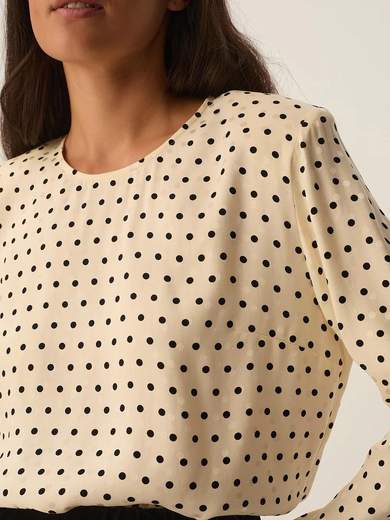 DES PETITS HAUTS YELENA