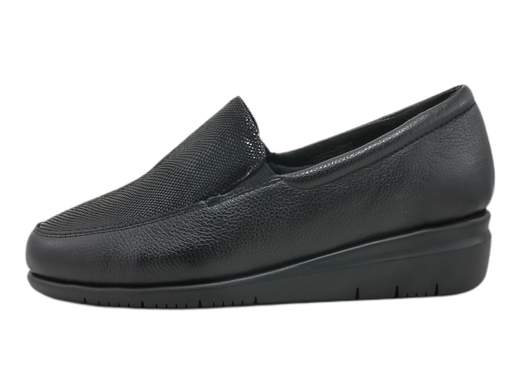 Scopri il mocassino da donna Susimoda 93040/174! Questo mocassino è progettato per offrire il massimo comfort, con una tomaia realizzata in morbidissima pelle, perfetta per piedi sensibili e problematici. L'inserto di pelle lucida aggiunge un tocco di eleganza al design. Il sottopiede in pelle con imbottitura extra assicura un comfort imbattibile, mentre il fondo zeppa da 3,5 cm extra flessibile e morbido garantisce una piacevole sensazione di leggerezza ad ogni passo. Aggiungi un tocco di comfort e stile al tuo look quotidiano con questo mocassino Susimoda!