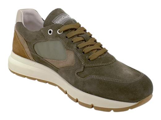 Sneakers uomo NeroGiardini in camoscio e materiale tecnico. Comode, traspiranti e versatili, con suola antiscivolo. Scopri su Laporta Calzature! Made in Italy. <br /><br />Le sneakers NeroGiardini I400420U sono il connubio perfetto tra stile e praticità. <br />Realizzate con tomaia in camoscio e materiale tecnico, e con fodera in pelle, offrono un comfort superiore grazie al sottopiede imbottito estraibile DryGo, che garantisce traspirabilità e igiene per tutta la giornata. <br />La suola in gomma antiscivolo e la chiusura con lacci completano un design minimale e raffinato, ideale per il lavoro e il tempo libero. <br />Un must-have per il guardaroba maschile, queste sneakers sono pronte ad accompagnarti ovunque. <br />Scoprile ora su Laporta Calzature e aggiungi un tocco Made in Italy al tuo stile!