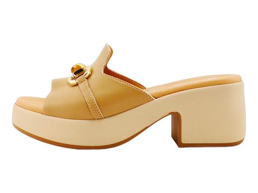 Ciabatte donna Susimoda 1417/39 con PIUMA GEL, tomaia in pelle e tacco comodo. Eleganza e comfort Made in Italy.<br /><br />Le ciabatte SUSIMODA 1417/39 nascono per chi ama unire eleganza e benessere anche nelle uscite quotidiane. La morbida fascia in pelle, impreziosita da un raffinato accessorio dorato, dona un look chic e curato, ideale per completare outfit estivi con un tocco distintivo.<br /><br />Il sottopiede PIUMA GEL in pelle imbottita offre una morbidezza sorprendente ad ogni passo, mentre il fondo in poliuretano con tacco/plateau da 6 cm slancia la silhouette garantendo comunque stabilità e leggerezza.<br /><br />Una calzatura pensata per sentirsi comode ma sempre con stile, dal passeggio al tempo libero. Ovviamente Made in Italy.<br /><br />Pronta a uscire con eleganza senza rinunciare alla comodità?