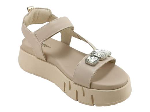 Sandali NeroGiardini con platform e maxi pietre brillanti: sportivi, glam e super comodi. Perfetti per brillare tutti i giorni. Made in Italy!<br /><br />Chi ha detto che i sandali sportivi da donna non possono essere anche un concentrato di glamour e brillantezza? I NeroGiardini E410707D smentiscono tutto, con un look che grida “sono comoda, ma anche un incanto”.<br /><br />Realizzati interamente in pelle premium, con cinturino alla caviglia regolabile a strappo (zero complicazioni), questi sandali sfoggiano una fascia anteriore decorata con 3 maxi pietre luminose—per brillare come si deve, anche a 30 gradi all’ombra.<br /><br />Il cinturino posteriore imbottito a cuscinetto coccola il tallone, mentre il sottopiede in pelle sagomato e imbottito ti accompagna per ore senza un lamento. Il fondo platform in gomma da 5,5 cm, con logo in bella vista, ti regala quei centimetri in più senza sacrificare la stabilità.<br /><br />Perfetti per look sportivi chic, outfit casual ma curati, o per dare una svolta luminosa anche alla giornata più grigia.<br />Comfort stellare, stile unico e qualità Made in Italy: questi sono i tuoi nuovi sandali preferiti.