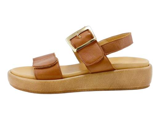 Sandali platform Grunland SA 2082 in pelle, con fasce regolabili e sottopiede RE-SOFT. Comfort e freschezza perfetti per l’estate!<br /><br />Estate rovente e piedi in cerca di salvezza? I sandali Grunland SA 2082 I8FLES sono qui per coccolarli a ogni passo — con stile, ovviamente.<br /><br />Due morbide fasce in pelle regolabili a strappo garantiscono la massima praticità, mentre la maxi fibbia estetica (non funzionale, ma molto fashion) aggiunge un tocco di carattere che non passa inosservato.<br /><br />Il sottopiede RE-SOFT in pelle con imbottitura extra è l’arma segreta del comfort, mentre la suola platform da 3,5 cm, leggera e antiscivolo, ti regala qualche centimetro in più senza sacrificare la stabilità.<br /><br />Freschi, versatili e perfetti per ogni outfit estivo — dalla passeggiata al lungomare fino alla vacanza in relax.<br />Comodità e stile non sono mai stati così in sintonia. Provali subito!