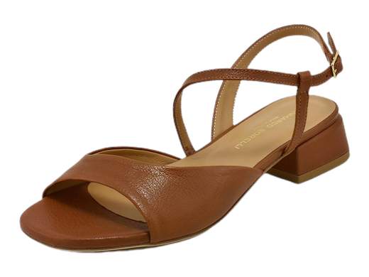 Esplora l'eleganza senza tempo con il sandalo da donna Gianmarco Sorelli 2120/Musa. Questo sandalo incanta con il suo design raffinato. Realizzato interamente in pelle, presenta un cinturino alla caviglia che aggiunge un tocco di stile. Il tacco a blocco di 3 cm, rivestito in pelle, offre comfort e grazia. La suola in vero cuoio dona una sensazione di autenticità e qualità. Con un equilibrio perfetto tra eleganza e artigianato italiano, il sandalo Gianmarco Sorelli 2120/Musa è ideale per qualsiasi occasione. Aggiungi un tocco di classe al tuo guardaroba con questo capolavoro di stile italiano.