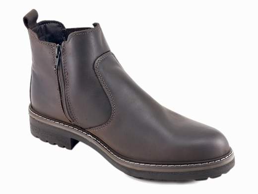Stivaletti uomo impermeabili in nabuk con GORE-TEX, caldi e traspiranti, ideali per inverno, pioggia e uso quotidiano.<br /><br />Questi stivaletti da uomo uniscono l’eleganza pulita di un Chelsea alla funzionalità tecnica di un anfibio invernale, risultando estremamente versatili e affidabili. La tomaia è realizzata in nabuk ingrassato color Testa di Moro, trattato per respingere l’acqua, mentre la fodera in GORE-TEX garantisce una protezione totale dall’umidità: l’acqua non entra, ma il piede resta asciutto e traspirante anche dopo molte ore.<br /><br />Esternamente presentano il classico elastico laterale, ma sono arricchiti da una zip interna che rende la calzata più rapida e pratica, senza compromettere la linea elegante. La soletta in pelle imbottita, estraibile e traspirante migliora ulteriormente il comfort, offrendo sostegno e benessere continuo durante l’uso quotidiano.<br /><br />Il fondo in poliuretano isolante, leggero e flessibile, è dotato di un leggero carrarmato e di un tacco da 3 cm, studiato per garantire stabilità e sicurezza anche su superfici bagnate o scivolose. La calzata è comoda e bilanciata, ideale per affrontare inverno, pioggia e giornate fredde senza rinunciare allo stile.<br /><br />Un Chelsea solo all’apparenza, ma con anima tecnica e spirito urbano, perfetto per il lavoro, gli spostamenti quotidiani e le uscite serali. Sceglilo se cerchi uno stivaletto elegante, impermeabile e pronto a tutto.