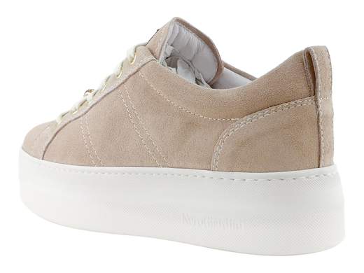 Elegante scarpa sportiva donna NeroGiardini in pelle scamosciata con accessori strass ambrati, suola platform 4 cm e plantare memory foam DryGo per massimo comfort.