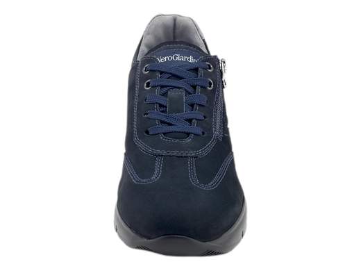 Sneakers uomo NeroGiardini in pelle nabuk con zip laterale e lacci. Comode, traspiranti e leggere. Scopri su Laporta Calzature! Made in Italy. <br /><br />Le sneakers NeroGiardini I202501U sono il mix perfetto di eleganza e comfort quotidiano. <br />Realizzate in pelle nabuk di alta qualità, con fodera in pelle e sottopiede imbottito estraibile DryGo, garantiscono traspirabilità e igiene ottimali. <br />La doppia chiusura con lacci e zip laterale aggiunge praticità, mentre la suola in gomma leggera assicura comodità anche nelle giornate più lunghe. <br />Con un design minimale e raffinato, queste sneakers si adattano a ogni occasione, dal lavoro al tempo libero, per un look rilassato e sempre impeccabile. <br />Scoprile ora su Laporta Calzature e porta il Made in Italy ai tuoi piedi!