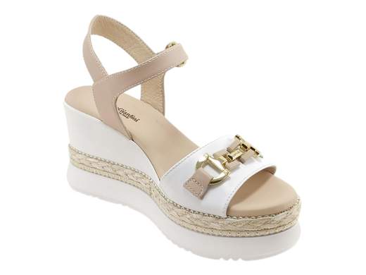 Sandali con zeppa NeroGiardini, bicolore in pelle, accessorio glam e comfort stellare. Eleganza artigianale Made in Italy.<br /><br />Cerchi dei sandali con zeppa alti che siano comodi, stilosi e pronti a seguirti ovunque (anche in quella riunione che non finisce mai)? I *NeroGiardini E513552D* ti aspettano a piè fermo.<br /><br />La tomaia bicolore in pelle, raffinata e grintosa, è impreziosita da un accessorio metallico chic sulla fascia, mentre il cinturino alla caviglia regolabile con fibbia assicura una calzata precisa, tipo abbraccio (ma fashion).<br /><br />Il sottopiede in pelle super imbottito è pensato per chi ama i tacchi ma non i dolori, e la zeppa di 8 cm in gomma con inserto in rafia e mini borchie aggiunge quel tocco di stile che grida "estate italiana" da ogni angolazione.<br /><br />Perfetti come sandali estivi da donna eleganti, ma anche ideali per look casual chic, questi gioielli artigianali *Made in Italy* sono la combo perfetta tra comfort, design e personalità. Chi ha detto che la comodità non può brillare?