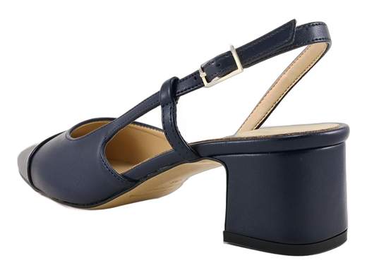 Décolleté bicolore Nacrée con tacco 4,5cm a blocco, cinturino regolabile e suola antiscivolo. Comfort classico e manifattura artigianale per cerimonie o ufficio.