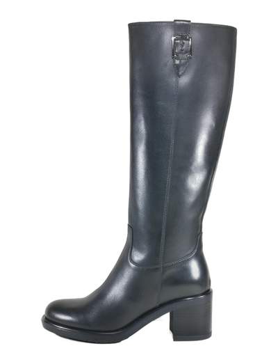 Stivali NeroGiardini in pelle nera, caldi e raffinati, con tacco comodo e zip laterale. Perfetti per look eleganti e pratici nelle giornate fredde.<br /><br />Questi stivali NeroGiardini in morbida pelle nera sono la scelta ideale per affrontare l’inverno con stile. Il gambale è impreziosito da un accessorio metallico tono su tono, elegante senza esagerazioni.<br /><br />All’interno trovi una fodera completamente in pelle e un sottopiede imbottito che rende la calzata piacevole per tutta la giornata. Il tacco a blocco da 5,5 cm è largo, stabile e abbinato a una suola in gomma robusta, pensata proprio per le basse temperature e il fondo bagnato.<br /><br />La zip laterale interna, alta fino a metà gambale, facilita la calzata senza rinunciare all’effetto estetico dello stivale a tubo. Un modello grintoso, raffinato e incredibilmente versatile: dall’ufficio alle uscite serali, puoi muoverti con comfort e stile, sempre con le gambe al caldo. Ovviamente Made in Italy.<br /><br />Scoprili ora e completa il tuo look con un tocco di eleganza funzionale.