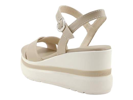 Sandali con zeppa NeroGiardini in pelle morbida. Eleganza, comfort e stile Made in Italy per giornate no stop.<br /><br />Hai presente quei sandali con zeppa che riescono a essere comodi, eleganti e perfetti anche dopo 10.000 passi? Eccoli: i *NeroGiardini E513510D* sono il tuo nuovo alleato estivo.<br /><br />La tomaia ad incrocio in morbida pelle, abbinata al cinturino alla caviglia regolabile con fibbia, offre una calzata sicura ma con classe. Il piede è avvolto da una fodera in pelle che sa essere fresca e confortevole anche nelle giornate roventi, mentre il sottopiede imbottito ti fa dimenticare che indossi dei tacchi (quasi).<br /><br />La zeppa in gomma di 7 cm è solida, stabile e incredibilmente leggera—perfetta per affrontare la città, una vacanza on the road o una giornata in ufficio col sorriso. Questi sandali sono un vero mix tra stile classico, praticità e un pizzico di fascino retrò.<br /><br />Insomma, se cerchi sandali estivi da donna con zeppa, belli ma anche comodi, qui trovi comfort e artigianalità *100% Made in Italy*. E sai che significa: camminare bene, ma con stile.