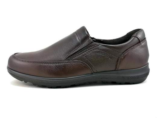 Mocassini uomo in pelle marrone scuro, leggeri e ammortizzati. Comfort elevato, ideali per ufficio e uso quotidiano prolungato.<br /><br />Questi mocassini da uomo rappresentano una soluzione ideale per chi desidera comfort elevato, leggerezza e stile sobrio da indossare ogni giorno. La tomaia è realizzata in morbida pelle nappa bottalata color marrone scuro, una finitura elegante e versatile che si abbina facilmente a outfit da lavoro e casual curati. La fodera in tessuto tecnico traspirante aiuta a mantenere il piede asciutto anche dopo molte ore di utilizzo.<br /><br />La calzata è estremamente confortevole grazie alla soletta estraibile e traspirante in pelle memory foam, progettata per ammortizzare l’impatto e sostenere il piede durante la camminata. Il doppio elastico laterale rende la calzata rapida e agevole, assicurando al tempo stesso una tenuta stabile e naturale senza punti di pressione.<br /><br />Il fondo platform in poliuretano da 3 cm garantisce leggerezza, flessibilità e un’ottima capacità di assorbimento degli urti, rendendo questi mocassini adatti a lunghe camminate, giornate di lavoro intense e utilizzo prolungato. Un modello pensato per chi cerca una scarpa pratica, elegante e affidabile, con la qualità della produzione italiana.<br /><br />Una scelta intelligente per affrontare la giornata con stile e comfort, dall’ufficio al tempo libero.