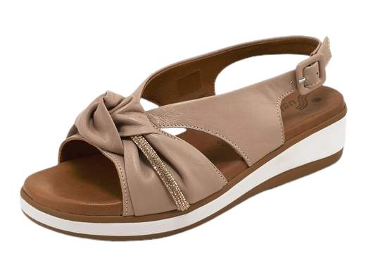 Esplora la comodità del sandalo zeppa da donna Susimoda 22460/6. Realizzato in morbida pelle nappa, presenta una grande fascia con dettagli di strass dorati. Il sottopiede imbottito Piuma Gel offre comfort supremo, mentre la zeppa da 3,5 cm combina stile e agio. Un'eccellenza Made in Italy per un tocco di raffinatezza nel tuo guardaroba.