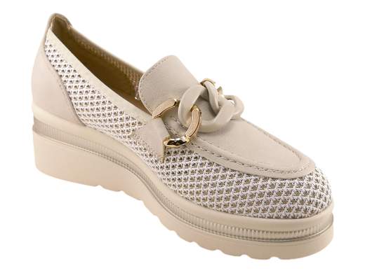 Mocassino da donna con tessuto traforato traspirante, dettaglio gioiello e zeppa in gomma light di 5,5 cm per unire eleganza e comfort assoluto.