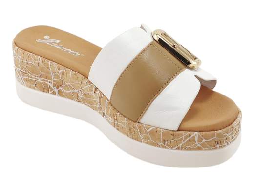 Ciabatte donna Susimoda 1434/25 con fascia in pelle, PIUMA GEL e zeppa effetto sughero da 5,5 cm. Comfort elegante Made in Italy.<br /><br />Le SUSIMODA 1434/25 sono la scelta giusta per chi vuole sentirsi comoda senza rinunciare a un tocco fashion. La fascia ampia in morbida pelle, decorata da una finta fibbia dall’aspetto raffinato, avvolge il piede con eleganza e stabilità.<br /><br />Il sottopiede PIUMA GEL in pelle imbottita coccola la pianta con una sensazione di morbidezza continua, mentre la zeppa in poliuretano rivestita in finto sughero da 5,5 cm dona slancio e un look estivo curato, mantenendo comunque leggerezza e comfort.<br /><br />Indicate per chi desidera una calzatura pratica ma dallo stile curato, perfette per passeggiate, tempo libero e outfit casual chic. Ovviamente Made in Italy.<br /><br />Cerchi comodità con un tocco di glamour? Questo modello è pronto a seguirti ovunque.