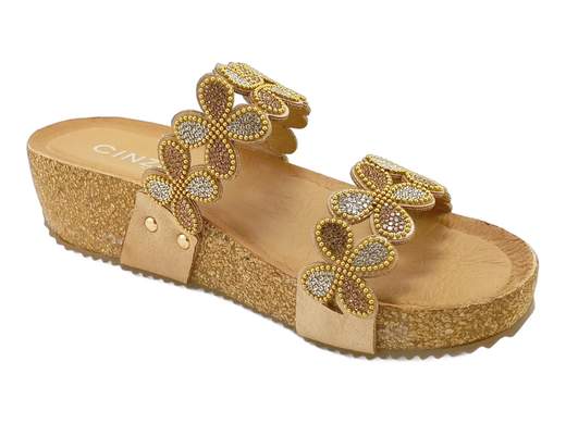 Brilla con le ciabatte donna CINZIA Soft CI1003: comfort e stile per ogni occasione. Provale subito e conquista ogni passo!<br /><br />Pronte a far scintillare ogni passo? Le ciabatte donna CINZIA Soft CI1003 sfoggiano due morbide strisce che avvolgono il piede con delicatezza, impreziosite da una miriade di piccoli strass bicolore che catturano la luce ad ogni movimento.<br /><br />Il sottopiede in pelle, imbottito e morbidissimo, regala un comfort che ti farà dimenticare di averle ai piedi. La zeppa in gomma da 4,5 cm offre sostegno e praticità, accompagnandoti in ogni occasione.<br /><br />Perfette per outfit casual o sportivi, ideali per passeggiate e vacanze: ovunque serva comodità senza rinunciare allo stile. Non aspettare: infilale e goditi la tua estate con passo brillante!