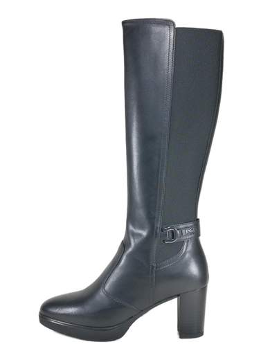 Stivali NeroGiardini in pelle nera e tessuto elastico, tacco 7 cm con plateau. Calzata comoda per camminare davvero, stile Made in Italy.<br /><br />Il mix pelle liscia e tessuto elastico sul retro non è solo questione di look: è pensato per accogliere gambe più robuste e rendere la calzata più facile, senza rinunciare a un’estetica pulita e raffinata, tipica del Made in Italy.<br /><br />Il cinturino con accessorio metallico logato alla caviglia aggiunge un dettaglio deciso, mentre la fodera in pelle e il sottopiede imbottito regalano un comfort che si sente già al primo passo. Non è un semplice tacco alto: il blocco da 7 cm è mitigato da un plateau di 1,5 cm, così l’altezza c’è ma il carico sulla pianta diminuisce. Risultato: cammini più a lungo senza sacrificare l’eleganza.<br /><br />La zip laterale interna rende la calzata pratica e veloce, la suola in gomma antiscivolo dà sicurezza anche su superfici scivolose. Sono stivali grintosi e raffinati, perfetti dall’ufficio alle uscite serali, quando vuoi essere elegante ma davvero a tuo agio.<br />Provali: sentirai che il tacco fa la differenza, ma senza fatica.