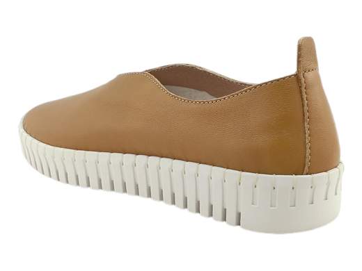 Ballerine CINZIA Soft PQ8245449C in pelle morbidissima, fodera traspirante e suola flessibile da 3 cm. Comfort e stile perfetti per l’estate! <br /><br />Leggere come una piuma, fresche come una brezza estiva! <br />Le ballerine CINZIA Soft PQ8245449C, in pelle morbidissima color cuoio, avvolgono il piede con delicatezza, mentre la fodera traspirante assicura il massimo comfort anche nelle giornate più calde. <br />Il plantare imbottito in pelle è estraibile, adattandosi a ogni esigenza, e la suola flessibile con intagli da 3 cm dona leggerezza e libertà di movimento. <br />Pratiche, versatili e perfette per ogni occasione! Disponibili su Laporta Calzature, provale subito!