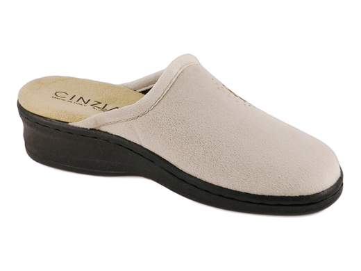 Pantofole donna invernali aperte dietro in peluche beige con zeppa 4 cm<br /><br />Pantofole donna invernali aperte dietro, ideali per affrontare la stagione fredda con comfort, calore e praticità. La tomaia in peluche beige liscio è impreziosita da un elegante decoro maculato a forma di cuore con piccoli strass dorati, per uno stile femminile e curato anche in casa.<br /><br />La fodera interna in tessuto caldo contribuisce a mantenere il piede avvolto e protetto dal freddo, mentre il sottopiede imbottito in velluto, morbido e confortevole, garantisce una piacevole sensazione a ogni passo.<br /><br />Il fondo con zeppa di 4 cm in gomma flessibile e antiscivolo assicura stabilità, leggerezza e sicurezza anche su superfici leggermente bagnate.<br />Perfette per il relax domestico, per le attività quotidiane in casa e per chi desidera una pantofola pratica ma elegante.<br /><br />⚠️ Nota vestibilità: si consiglia di scegliere una taglia in più rispetto alla normale taglia utilizzata di pantofole.