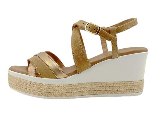 Scopri i Sandali Donna NeroGiardini E307710D in pelle velour e laminato, comodi e chic, su Laporta Calzature. Acquista ora!<br /><br />I Sandali Donna NeroGiardini E307710D, disponibili su Laporta Calzature, sono realizzati in morbida pelle velour e laminato con fodera in pelle, garantendo comfort e stile. <br />L'incrocio anteriore bi-materiale dona un look ricercato e unico. <br />Il cinturino incrociato sul collo del piede e il sottopiede imbottito in pelle assicurano una calzata estremamente comoda e stabile. <br />La zeppa di 7 cm, con elegante inserto in corda, offre la perfetta combinazione di altezza e comodità. <br />Orgogliosamente Made in Italy, questi sandali aggiungono un tocco di classe al tuo guardaroba estivo. <br />**Non lasciarteli sfuggire, acquista ora su Laporta Calzature!**