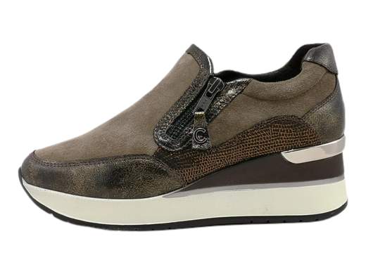 Esplora lo stile e il comfort con le sneakers donna Cinzia Soft IV2520320. Queste sneakers si distinguono per il design sofisticato: realizzate in camoscio con inserti lucidi stampati, offrono un look unico e accattivante. Dotate di due chiusure lampo laterali per una calzata rapida e comoda, queste sneakers uniscono praticità e stile. Il sottopiede imbottito in pelle, estraibile per una pulizia agevole, assicura un comfort straordinario, mentre il fondo ginnico alto 5,5 cm aggiunge un tocco di elevazione alla tua camminata. Scegli queste sneakers per un look distintivo che ti accompagna in ogni momento, unendo design innovativo e comfort eccezionale.