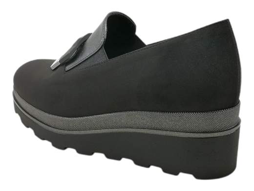 Scopri i Mocassini Donna CINZIA Soft MM855325 in scamosciato nero con accessorio stilizzato, comodi e ammortizzati, su Laporta Calzature. Acquista ora!<br /><br />I Mocassini Donna CINZIA Soft MM855325, disponibili su Laporta Calzature, sono l’alleato perfetto per un look raffinato, ma senza rinunciare alla comodità. <br />Realizzati in scamosciato nero con un inserto laminato brillante, sono impreziositi da un grazioso accessorio stilizzato che dona un tocco di eleganza. <br />Il plantare imbottito in pelle ti coccolerà tutto il giorno, mentre la zeppa di 5 cm in poliuretano leggero con effetto ammortizzante ti regalerà quel pizzico di altezza senza sacrificare il comfort. <br />Ideali per l’ufficio o una serata fuori, questi mocassini sono talmente versatili che ti accompagneranno in ogni momento della giornata. <br />Cosa aspetti? Metti un po' di glamour ai tuoi piedi e acquista ora su Laporta Calzature!