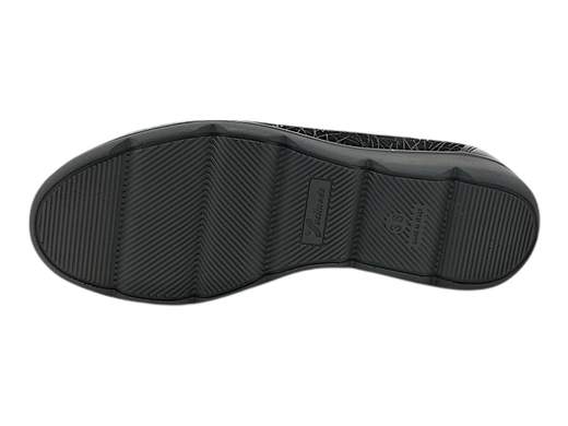 Esplora lo stile e il comfort con i nostri mocassini Susimoda 87120/76! <br />Realizzati con cura in Italia, questi mocassini sono progettati per offrirti il massimo comfort durante tutto il giorno. <br />La tomaia in morbido camoscio stampato, impreziosito da strass in tinta e inserti di naplak lucido, aggiunge un tocco di eleganza al tuo outfit quotidiano. <br />Il sottopiede in pelle con imbottitura, una volta estratto, aumenta il volume di calzata per adattarsi anche ai piedi più robusti. <br />Con un fondo zeppa di 3,5 cm, questi mocassini sono leggeri e comodi, perfetti per affrontare qualsiasi giornata con stile. <br />Rilassati e coccola i tuoi piedi con i mocassini Susimoda!