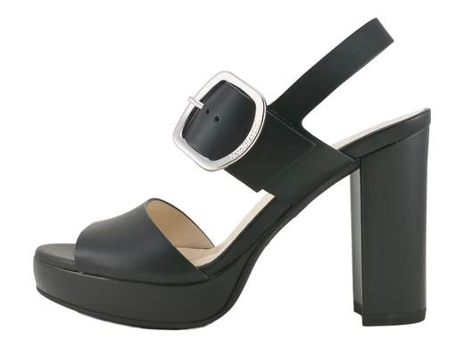 Elegante sandalo NeroGiardini con tacco a blocco da 10 cm, plateau e fascia regolabile con fibbia metallica, disponibile in nero e cuoio, perfetto per cerimonie ed eventi.
