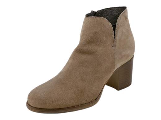 Scopri i Tronchetti Donna IGI&CO 6698644 in pelle scamosciata stile texano con tacco a blocco da 6,5 cm. Eleganti e comodi, acquistali ora su Laporta Calzature! <br /><br />I Tronchetti Donna IGI&CO 6698644, disponibili su Laporta Calzature, sono il perfetto mix tra lo stile texano e la raffinatezza Made in Italy. <br />Realizzati in pelle scamosciata color fango e foderati in pelle, questi tronchetti si distinguono per la punta leggermente affusolata e il tacco a blocco di 6,5 cm, che dona il giusto slancio senza sacrificare la stabilità. <br />La chiusura con zip laterale ti permette di infilarli al volo, perché anche un look perfetto deve essere pratico! <br />Il sottopiede imbottito in pelle e la suola in gomma antiscivolo e flessibile garantiscono comfort e sicurezza per tutta la giornata. <br />Scegli un tocco di grinta e stile per il tuo outfit: acquista ora su Laporta Calzature e conquista ogni occasione!